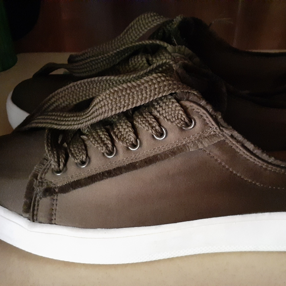 Tennis shoes